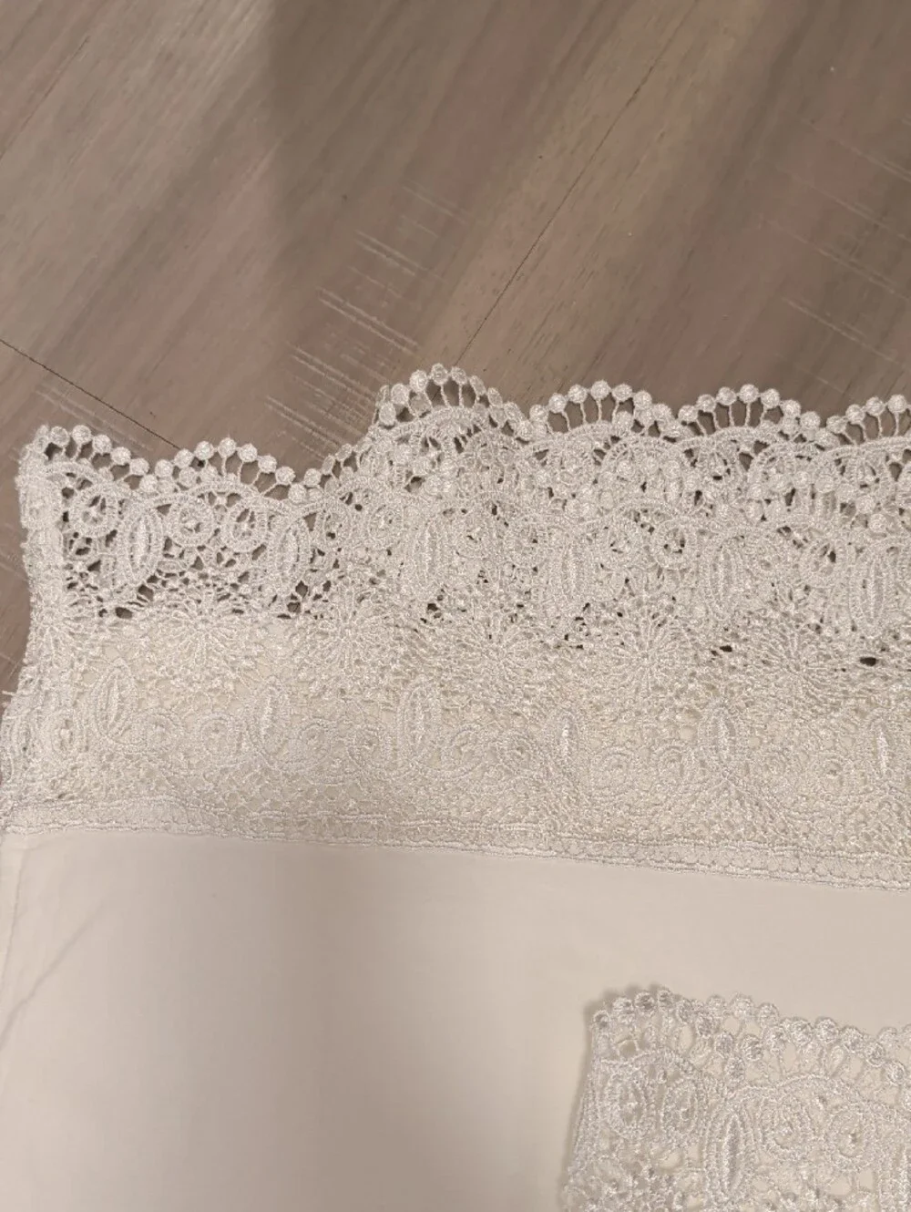 Hillcrest- 2 Elegant Lace Trim Pillowcases 1 Flat Sheet Full Size- White